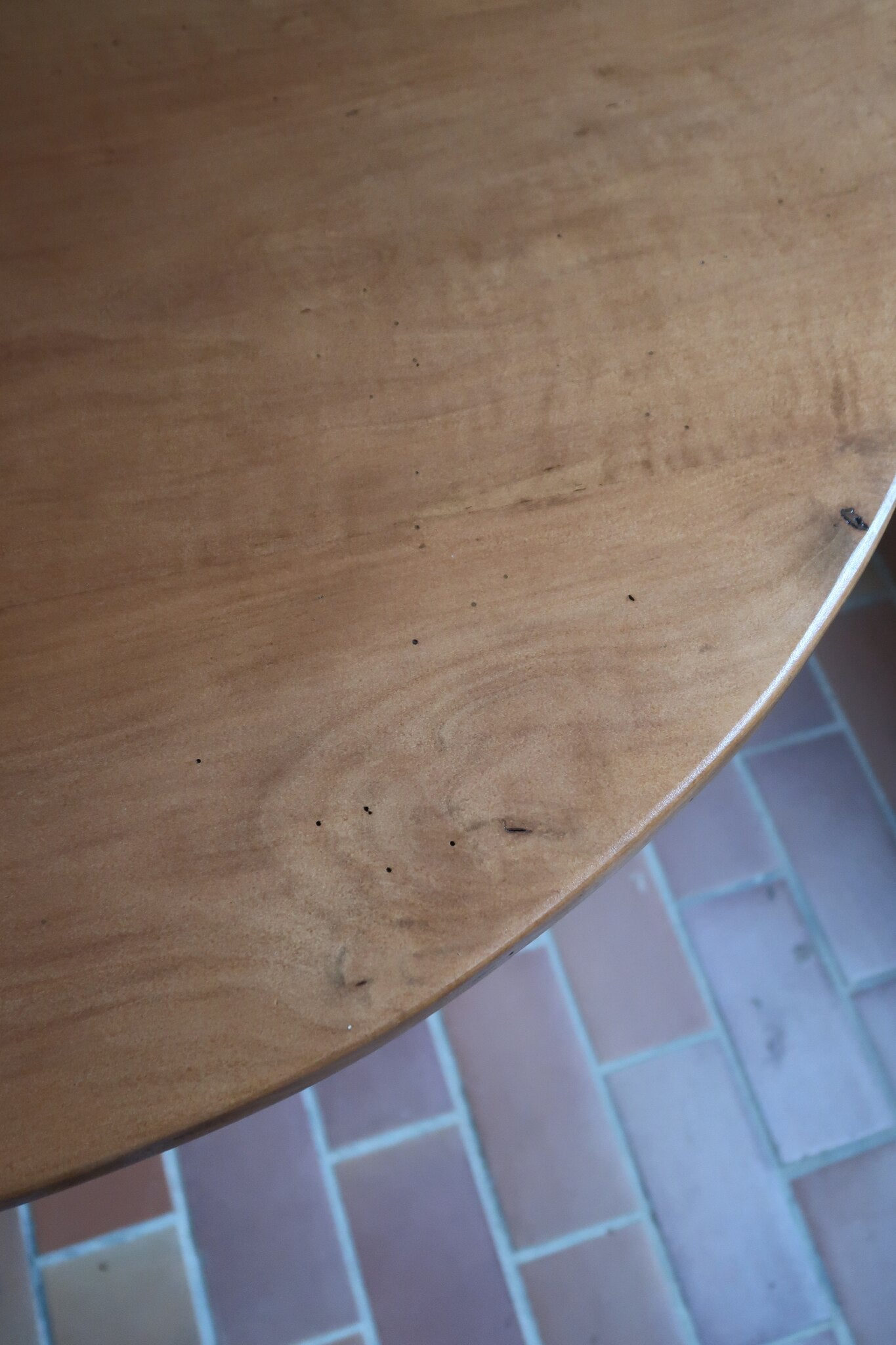 Table ronde vintage en frêne art déco, plateau circulaire à chant arrondi, pied central en colonne carrée sur socle mouluré à degrés, bois traité et rénové