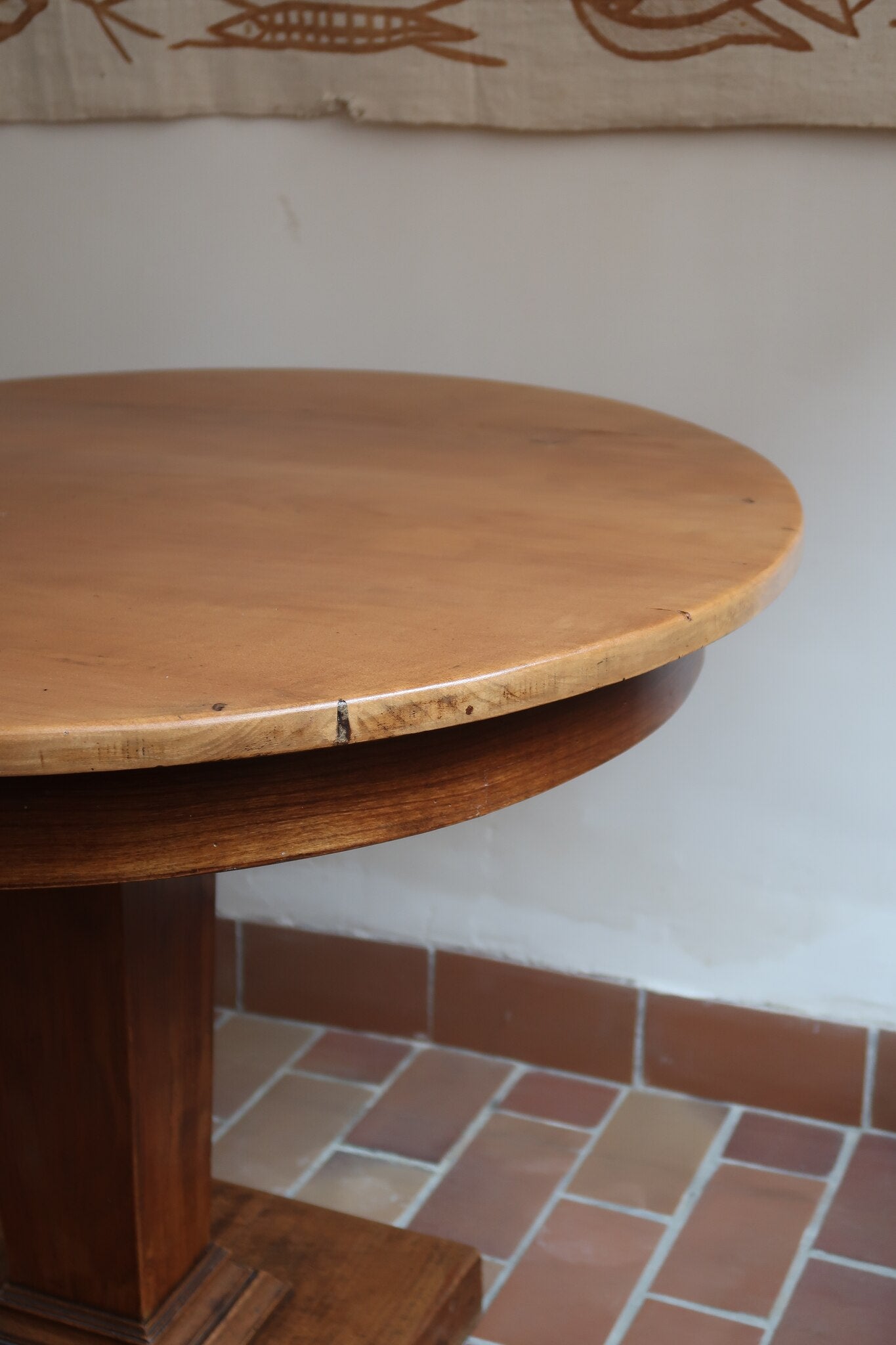 Table ronde vintage en frêne art déco, plateau circulaire à chant arrondi, pied central en colonne carrée sur socle mouluré à degrés, bois traité et rénové