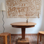 Table ronde vintage en frêne art déco, plateau circulaire à chant arrondi, pied central en colonne carrée sur socle mouluré à degrés, bois traité et rénové