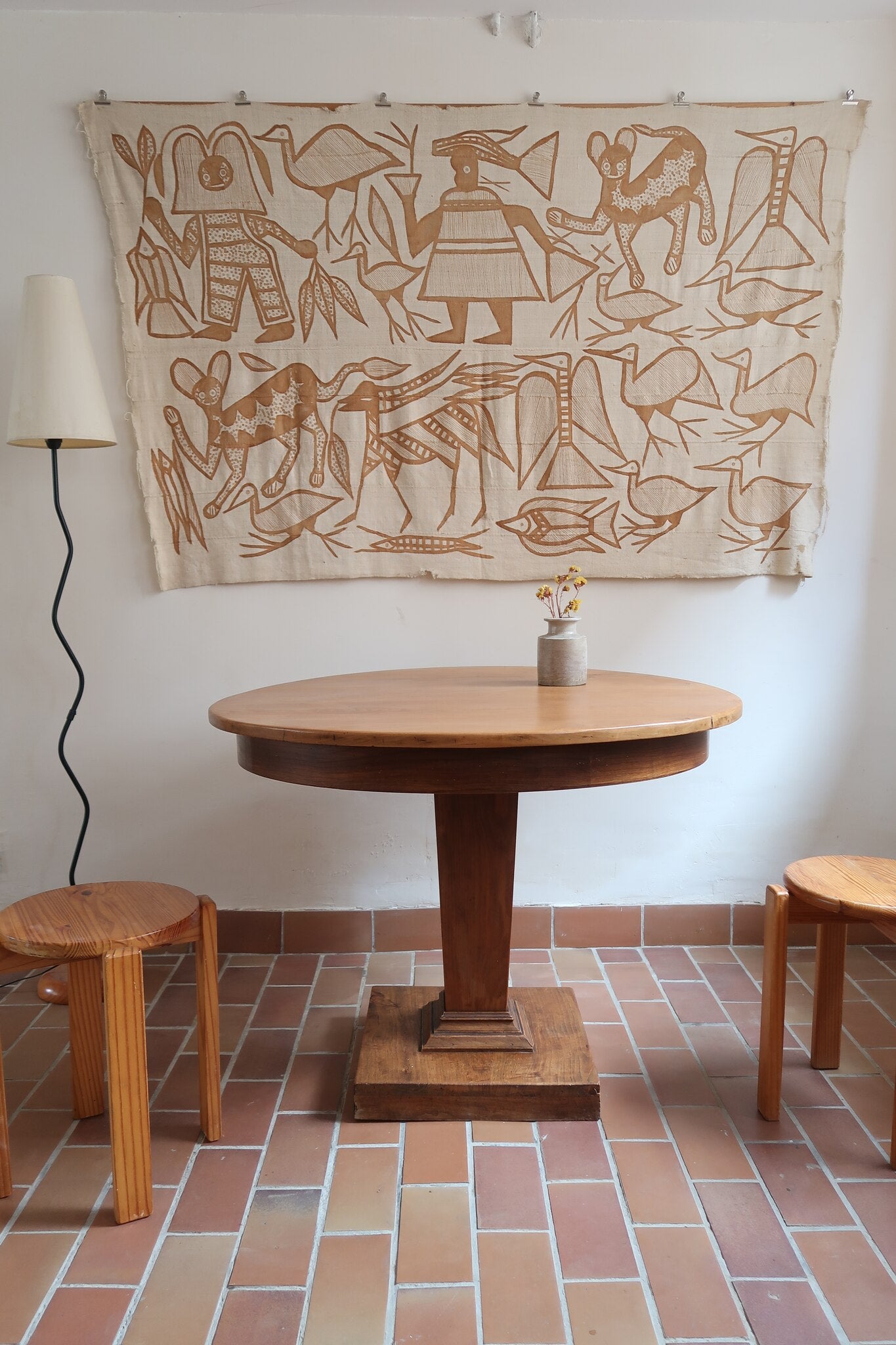 Table ronde vintage en frêne art déco, plateau circulaire à chant arrondi, pied central en colonne carrée sur socle mouluré à degrés, bois traité et rénové
