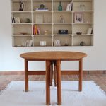 Table ronde extensible vintage en bois de hêtre massif, années 80, formée de deux demi-lunes assemblées par des taquets de bois pivotants, deux rallonges centrales, passant de 121 à 181 cm, démontable