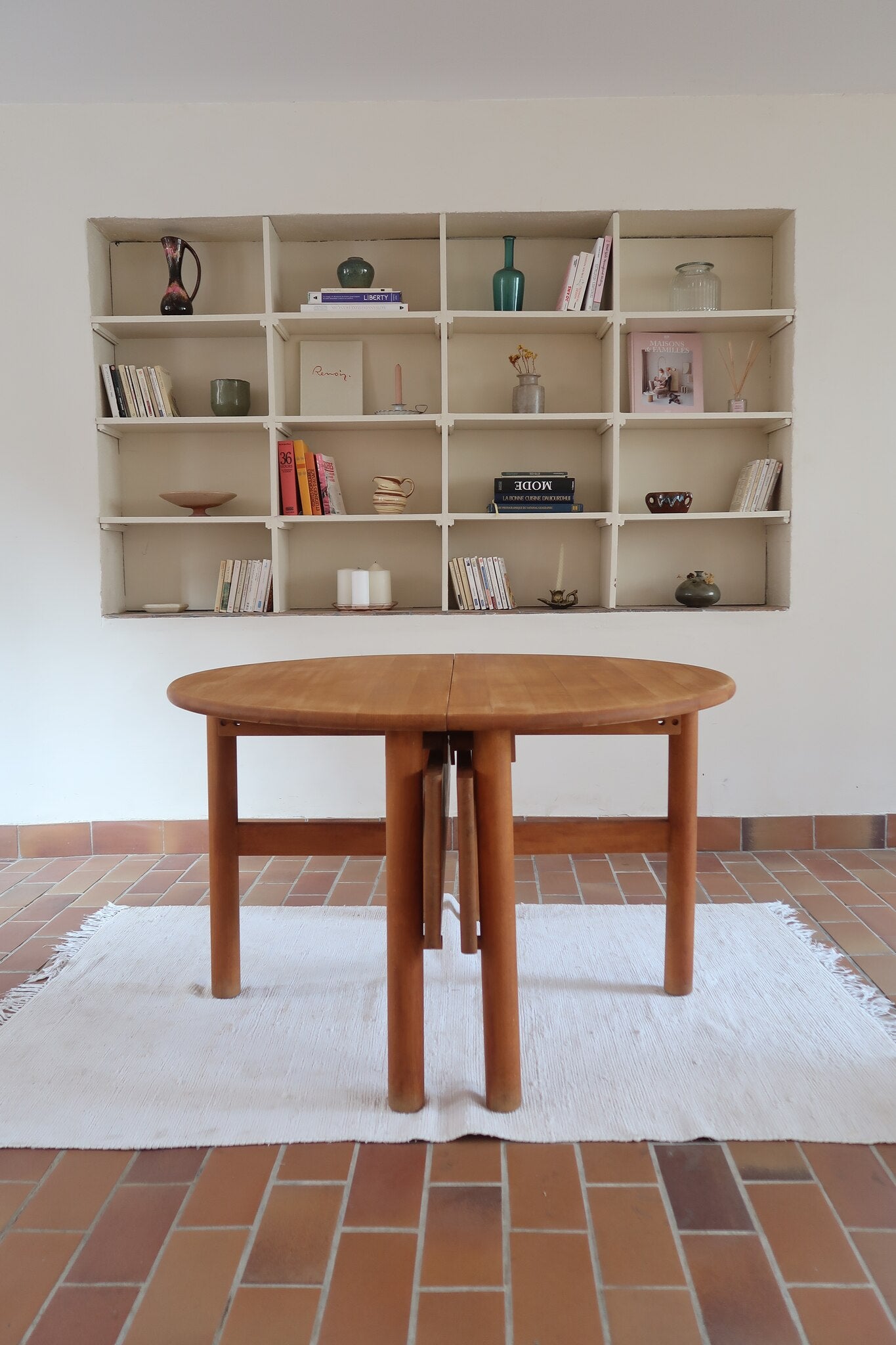 Table ronde extensible vintage en bois de hêtre massif, années 80, formée de deux demi-lunes assemblées par des taquets de bois pivotants, deux rallonges centrales, passant de 121 à 181 cm, démontable
