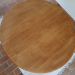 Table ronde extensible vintage en bois de hêtre massif, années 80, formée de deux demi-lunes assemblées par des taquets de bois pivotants, deux rallonges centrales, passant de 121 à 181 cm, démontable