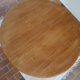 Table ronde extensible vintage en bois de hêtre massif, années 80, formée de deux demi-lunes assemblées par des taquets de bois pivotants, deux rallonges centrales, passant de 121 à 181 cm, démontable