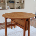 Table ronde extensible vintage en bois de hêtre massif, années 80, formée de deux demi-lunes assemblées par des taquets de bois pivotants, deux rallonges centrales, passant de 121 à 181 cm, démontable