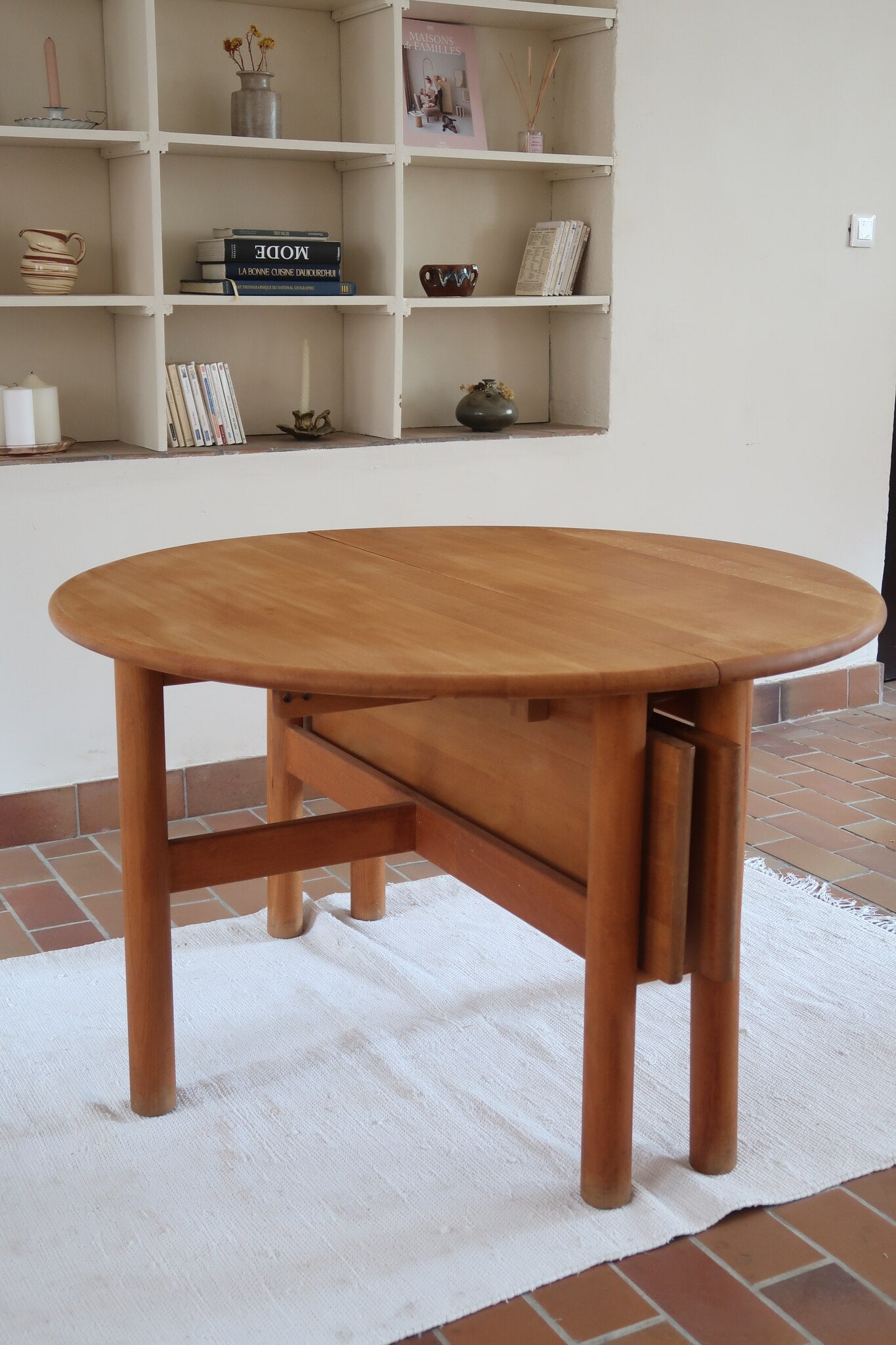 Table ronde extensible vintage en bois de hêtre massif, années 80, formée de deux demi-lunes assemblées par des taquets de bois pivotants, deux rallonges centrales, passant de 121 à 181 cm, démontable