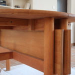 Table ronde extensible vintage en bois de hêtre massif, années 80, formée de deux demi-lunes assemblées par des taquets de bois pivotants, deux rallonges centrales, passant de 121 à 181 cm, démontable