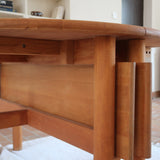Table ronde extensible vintage en bois de hêtre massif, années 80, formée de deux demi-lunes assemblées par des taquets de bois pivotants, deux rallonges centrales, passant de 121 à 181 cm, démontable