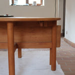 Table ronde extensible vintage en bois de hêtre massif, années 80, formée de deux demi-lunes assemblées par des taquets de bois pivotants, deux rallonges centrales, passant de 121 à 181 cm, démontable