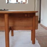 Table ronde extensible vintage en bois de hêtre massif, années 80, formée de deux demi-lunes assemblées par des taquets de bois pivotants, deux rallonges centrales, passant de 121 à 181 cm, démontable