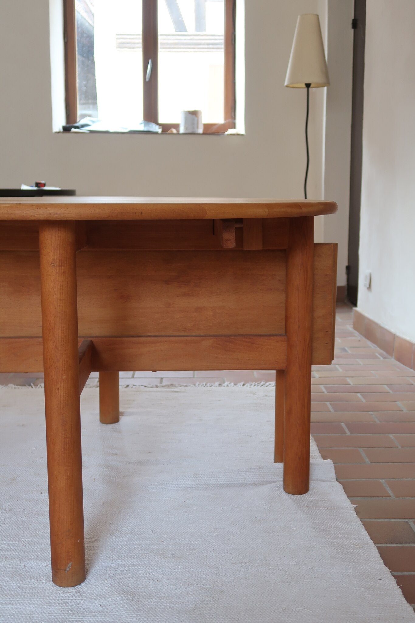 Table ronde extensible vintage en bois de hêtre massif, années 80, formée de deux demi-lunes assemblées par des taquets de bois pivotants, deux rallonges centrales, passant de 121 à 181 cm, démontable
