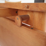 Table ronde extensible vintage en bois de hêtre massif, années 80, formée de deux demi-lunes assemblées par des taquets de bois pivotants, deux rallonges centrales, passant de 121 à 181 cm, démontable
