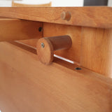 Table ronde extensible vintage en bois de hêtre massif, années 80, formée de deux demi-lunes assemblées par des taquets de bois pivotants, deux rallonges centrales, passant de 121 à 181 cm, démontable