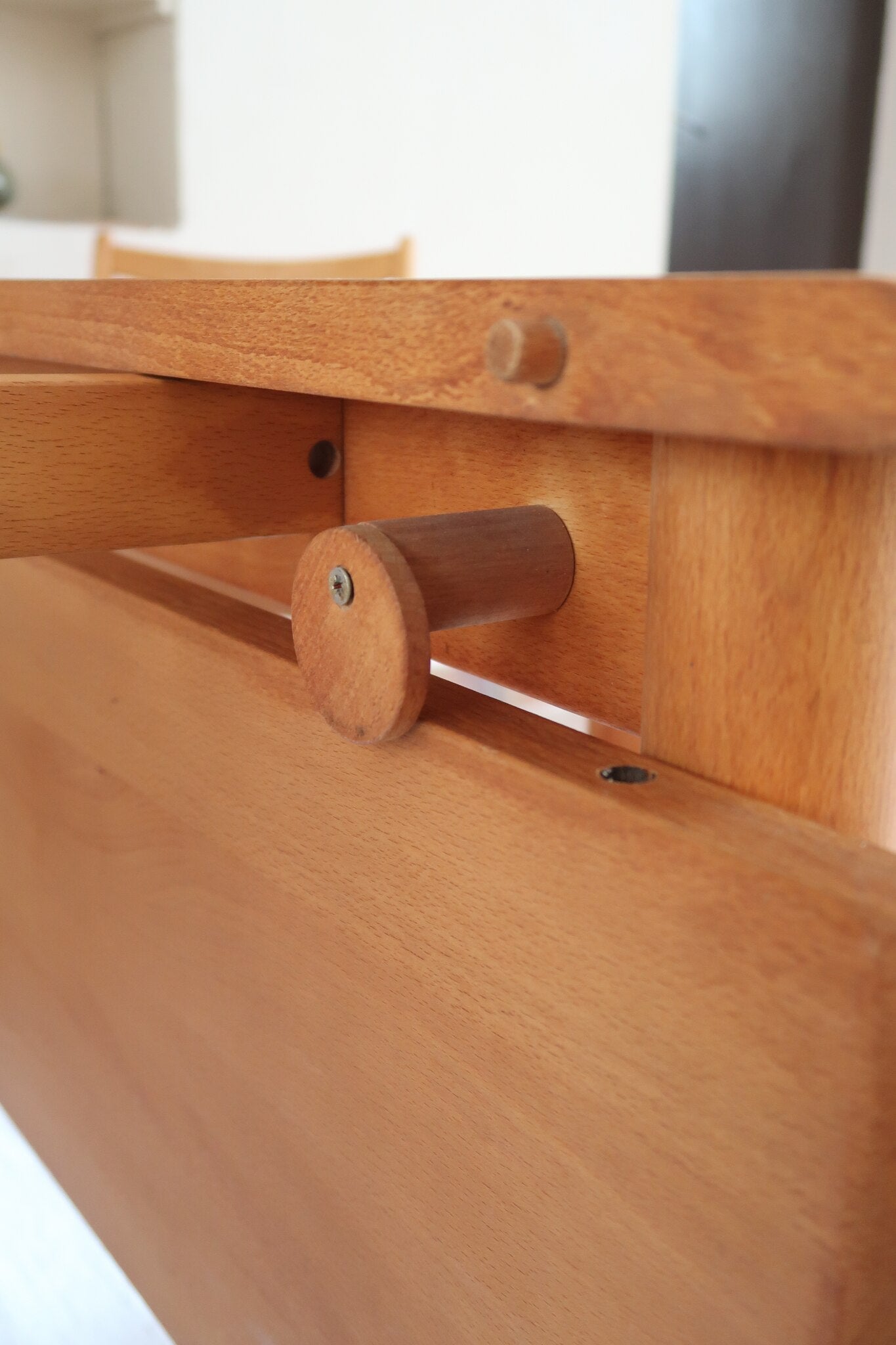 Table ronde extensible vintage en bois de hêtre massif, années 80, formée de deux demi-lunes assemblées par des taquets de bois pivotants, deux rallonges centrales, passant de 121 à 181 cm, démontable
