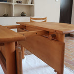 Table ronde extensible vintage en bois de hêtre massif, années 80, formée de deux demi-lunes assemblées par des taquets de bois pivotants, deux rallonges centrales, passant de 121 à 181 cm, démontable