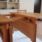 Table ronde extensible vintage en bois de hêtre massif, années 80, formée de deux demi-lunes assemblées par des taquets de bois pivotants, deux rallonges centrales, passant de 121 à 181 cm, démontable