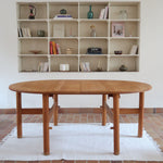 Table ronde extensible vintage en bois de hêtre massif, années 80, formée de deux demi-lunes assemblées par des taquets de bois pivotants, deux rallonges centrales, passant de 121 à 181 cm, démontable