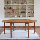 Table ronde extensible vintage en bois de hêtre massif, années 80, formée de deux demi-lunes assemblées par des taquets de bois pivotants, deux rallonges centrales, passant de 121 à 181 cm, démontable