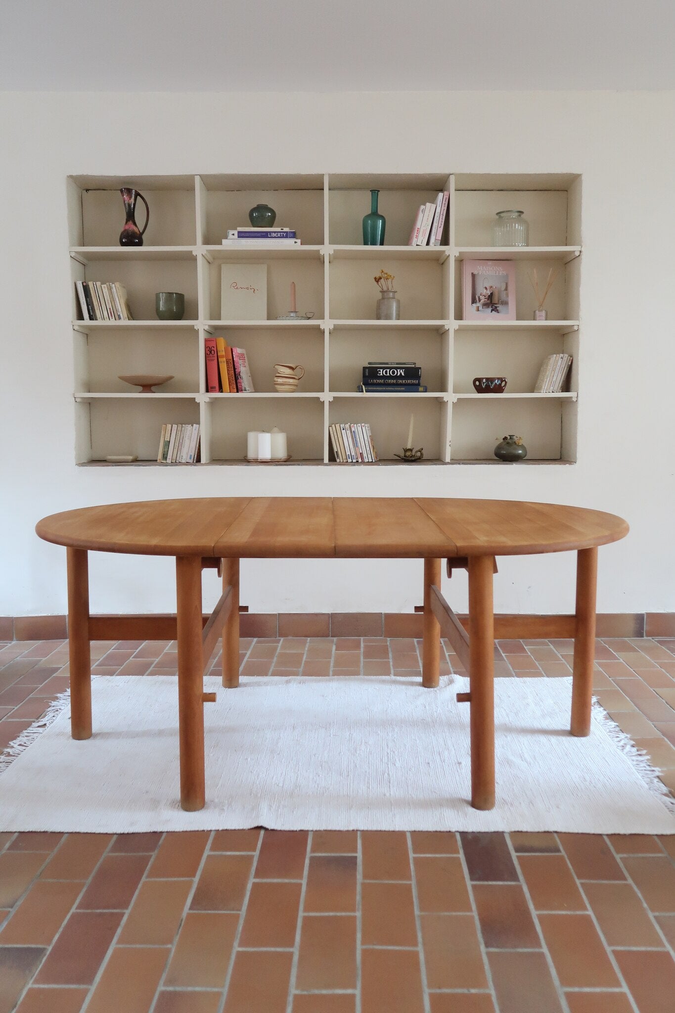 Table ronde extensible vintage en bois de hêtre massif, années 80, formée de deux demi-lunes assemblées par des taquets de bois pivotants, deux rallonges centrales, passant de 121 à 181 cm, démontable
