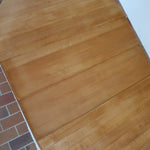 Table ronde extensible vintage en bois de hêtre massif, années 80, formée de deux demi-lunes assemblées par des taquets de bois pivotants, deux rallonges centrales, passant de 121 à 181 cm, démontable