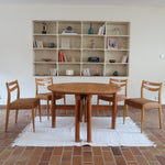 Table ronde extensible vintage en bois de hêtre massif, années 80, formée de deux demi-lunes assemblées par des taquets de bois pivotants, deux rallonges centrales, passant de 121 à 181 cm, démontable