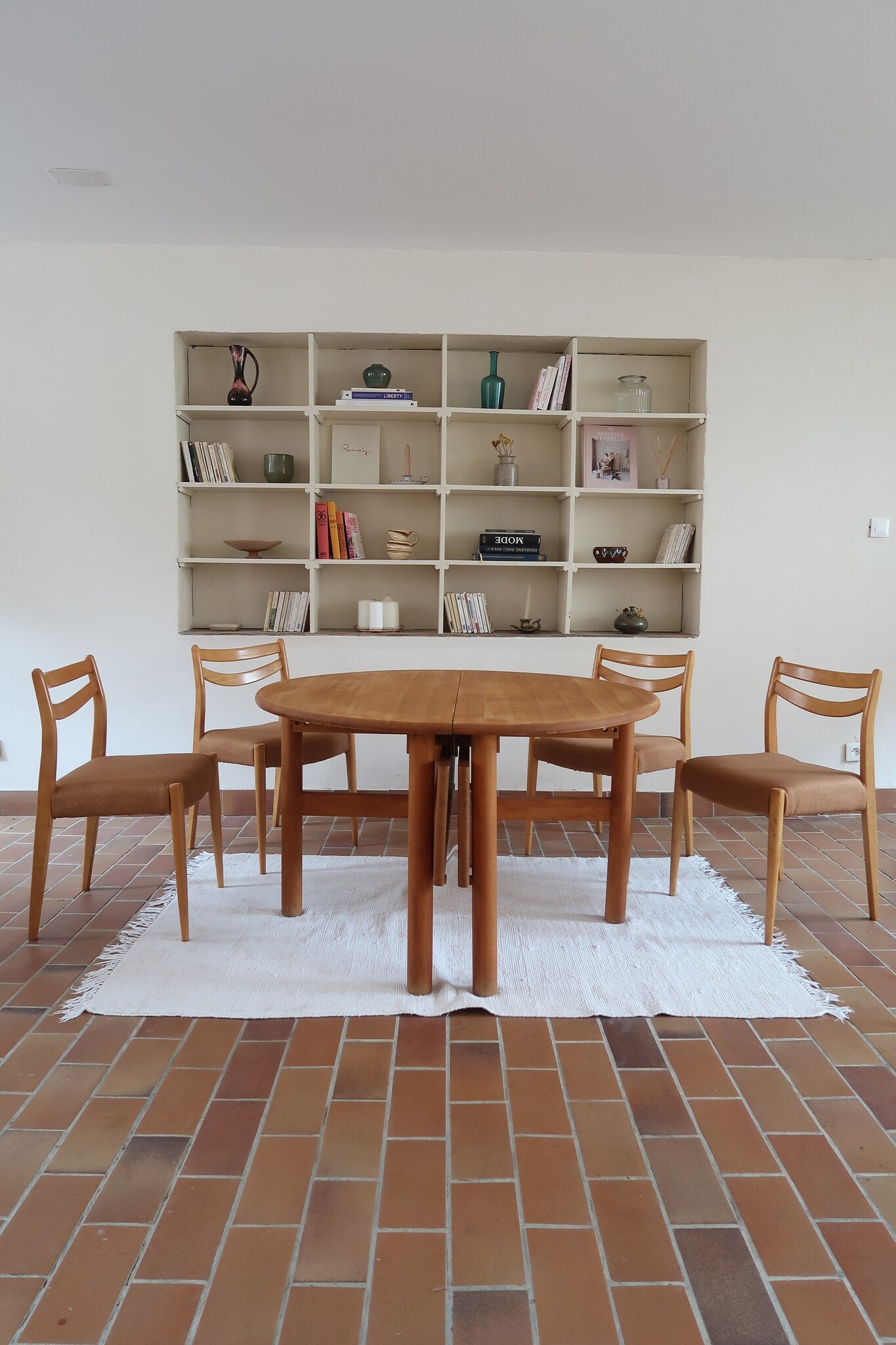 Table ronde extensible vintage en bois de hêtre massif, années 80, formée de deux demi-lunes assemblées par des taquets de bois pivotants, deux rallonges centrales, passant de 121 à 181 cm, démontable
