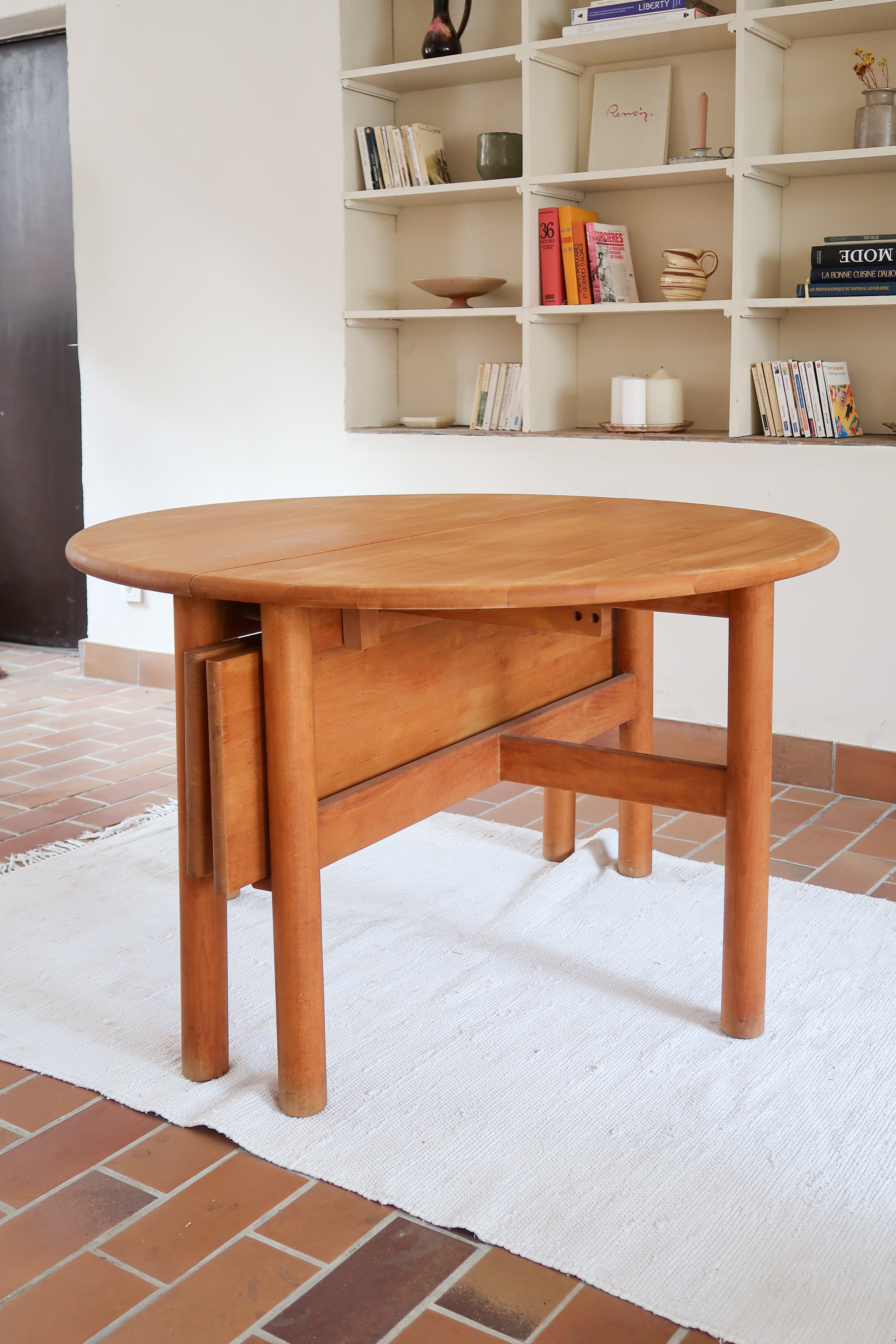 Table ronde extensible vintage en bois de hêtre massif, années 80, formée de deux demi-lunes assemblées par des taquets de bois pivotants, deux rallonges centrales, passant de 121 à 181 cm, démontable