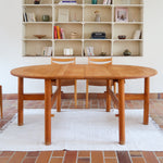Table ronde extensible vintage en bois de hêtre massif, années 80, formée de deux demi-lunes assemblées par des taquets de bois pivotants, deux rallonges centrales, passant de 121 à 181 cm, démontable
