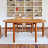Table ronde extensible vintage en bois de hêtre massif, années 80, formée de deux demi-lunes assemblées par des taquets de bois pivotants, deux rallonges centrales, passant de 121 à 181 cm, démontable