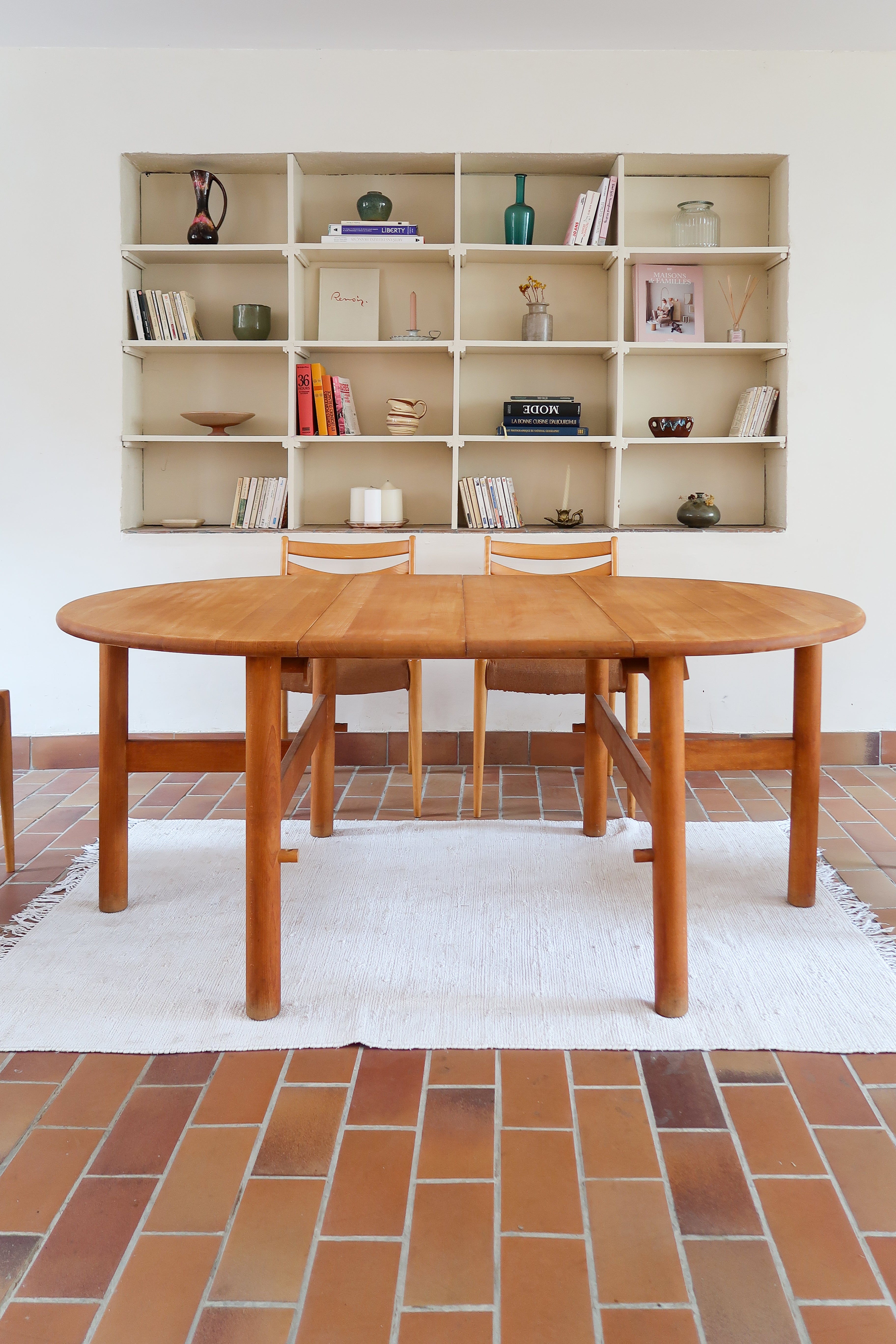 Table ronde extensible vintage en bois de hêtre massif, années 80, formée de deux demi-lunes assemblées par des taquets de bois pivotants, deux rallonges centrales, passant de 121 à 181 cm, démontable