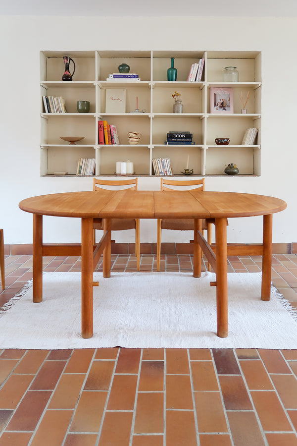 Table ronde extensible vintage en bois de hêtre massif, années 80, formée de deux demi-lunes assemblées par des taquets de bois pivotants, deux rallonges centrales, passant de 121 à 181 cm, démontable