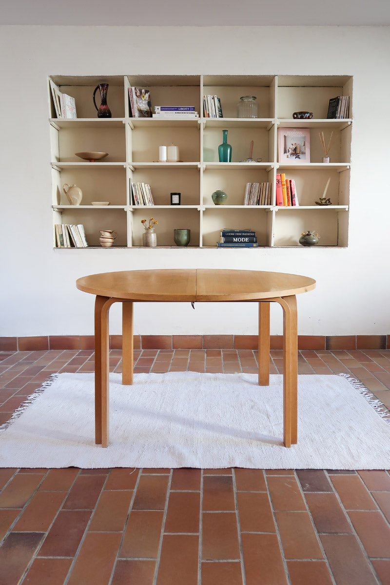 Table ronde extensible chêne Thygesen Sørensen Magnus Olesen années 70, pieds courbés sculptés, 2 rallonges