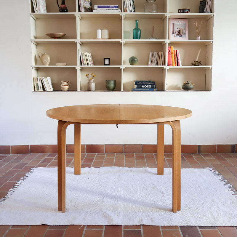 Table ronde extensible chêne Thygesen Sørensen Magnus Olesen années 70, pieds courbés sculptés, 2 rallonges