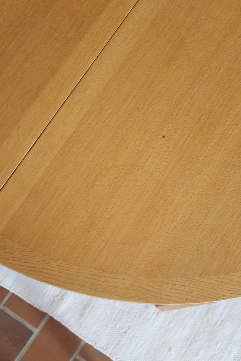 Table ronde extensible chêne Thygesen Sørensen Magnus Olesen années 70, pieds courbés sculptés, 2 rallonges