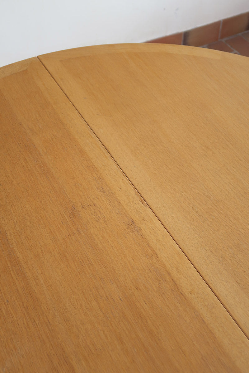 Table ronde extensible chêne Thygesen Sørensen Magnus Olesen années 70, pieds courbés sculptés, 2 rallonges
