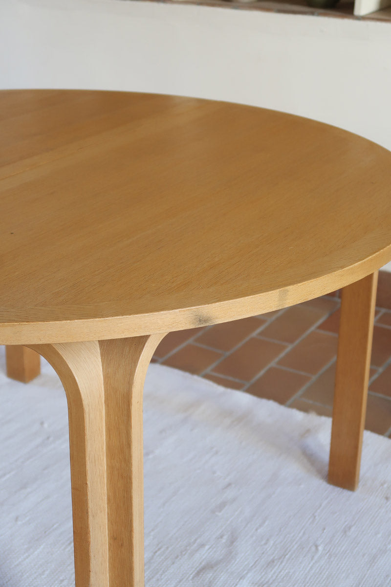 Table ronde extensible chêne Thygesen Sørensen Magnus Olesen années 70, pieds courbés sculptés, 2 rallonges