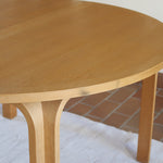 Table ronde extensible chêne Thygesen Sørensen Magnus Olesen années 70, pieds courbés sculptés, 2 rallonges