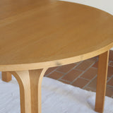 Table ronde extensible chêne Thygesen Sørensen Magnus Olesen années 70, pieds courbés sculptés, 2 rallonges