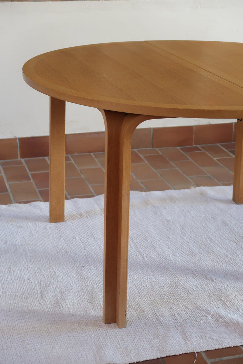 Table ronde extensible chêne Thygesen Sørensen Magnus Olesen années 70, pieds courbés sculptés, 2 rallonges