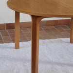 Table ronde extensible chêne Thygesen Sørensen Magnus Olesen années 70, pieds courbés sculptés, 2 rallonges