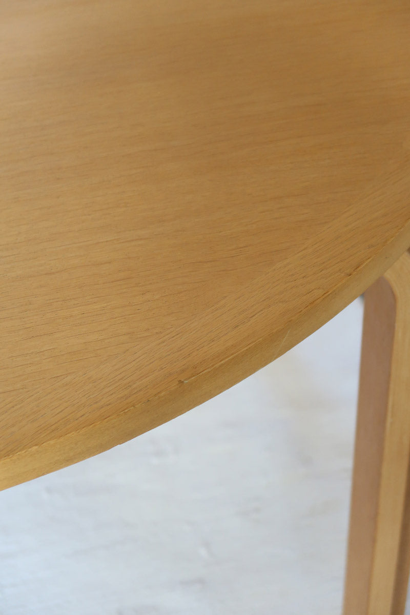 Table ronde extensible chêne Thygesen Sørensen Magnus Olesen années 70, pieds courbés sculptés, 2 rallonges