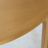 Table ronde extensible chêne Thygesen Sørensen Magnus Olesen années 70, pieds courbés sculptés, 2 rallonges