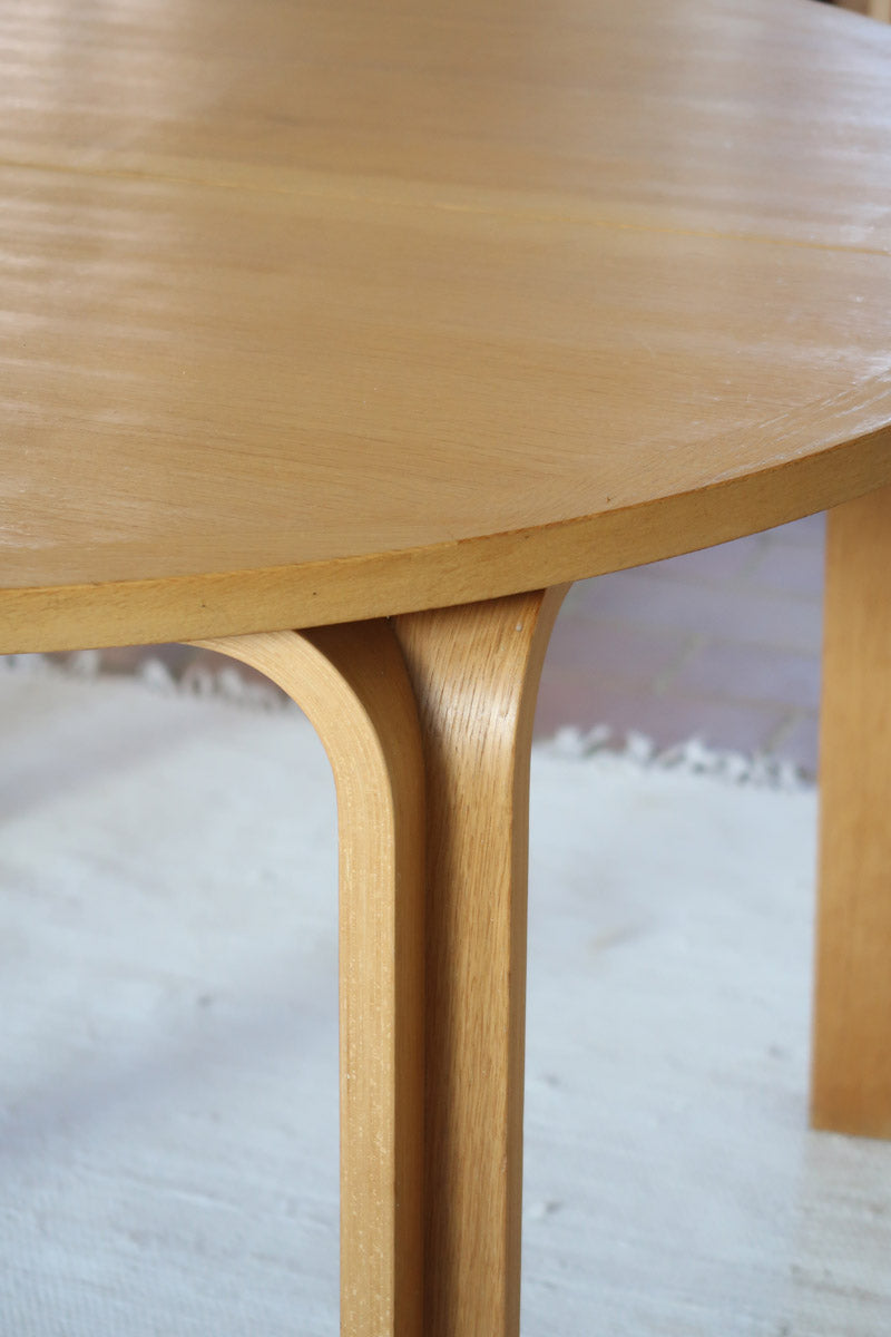 Table ronde extensible chêne Thygesen Sørensen Magnus Olesen années 70, pieds courbés sculptés, 2 rallonges