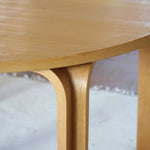 Table ronde extensible chêne Thygesen Sørensen Magnus Olesen années 70, pieds courbés sculptés, 2 rallonges