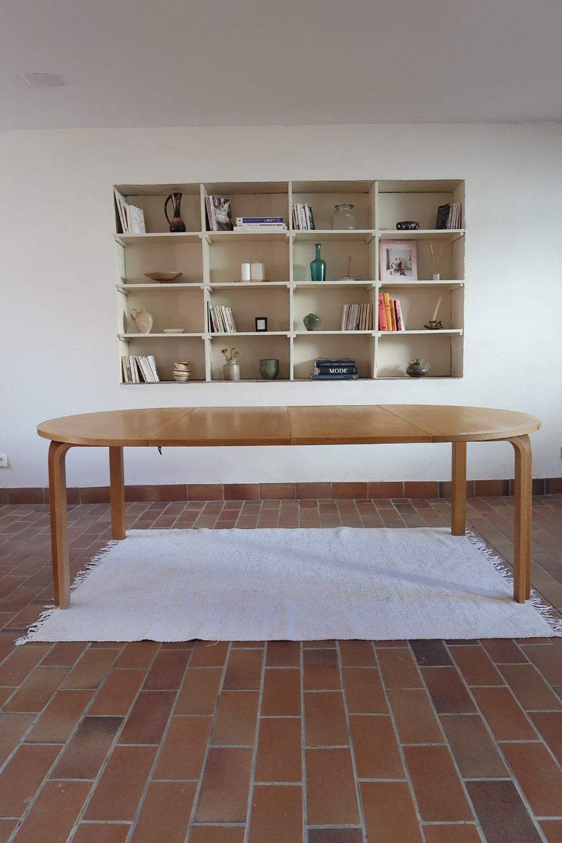 Table ronde extensible chêne Thygesen Sørensen Magnus Olesen années 70, pieds courbés sculptés, 2 rallonges