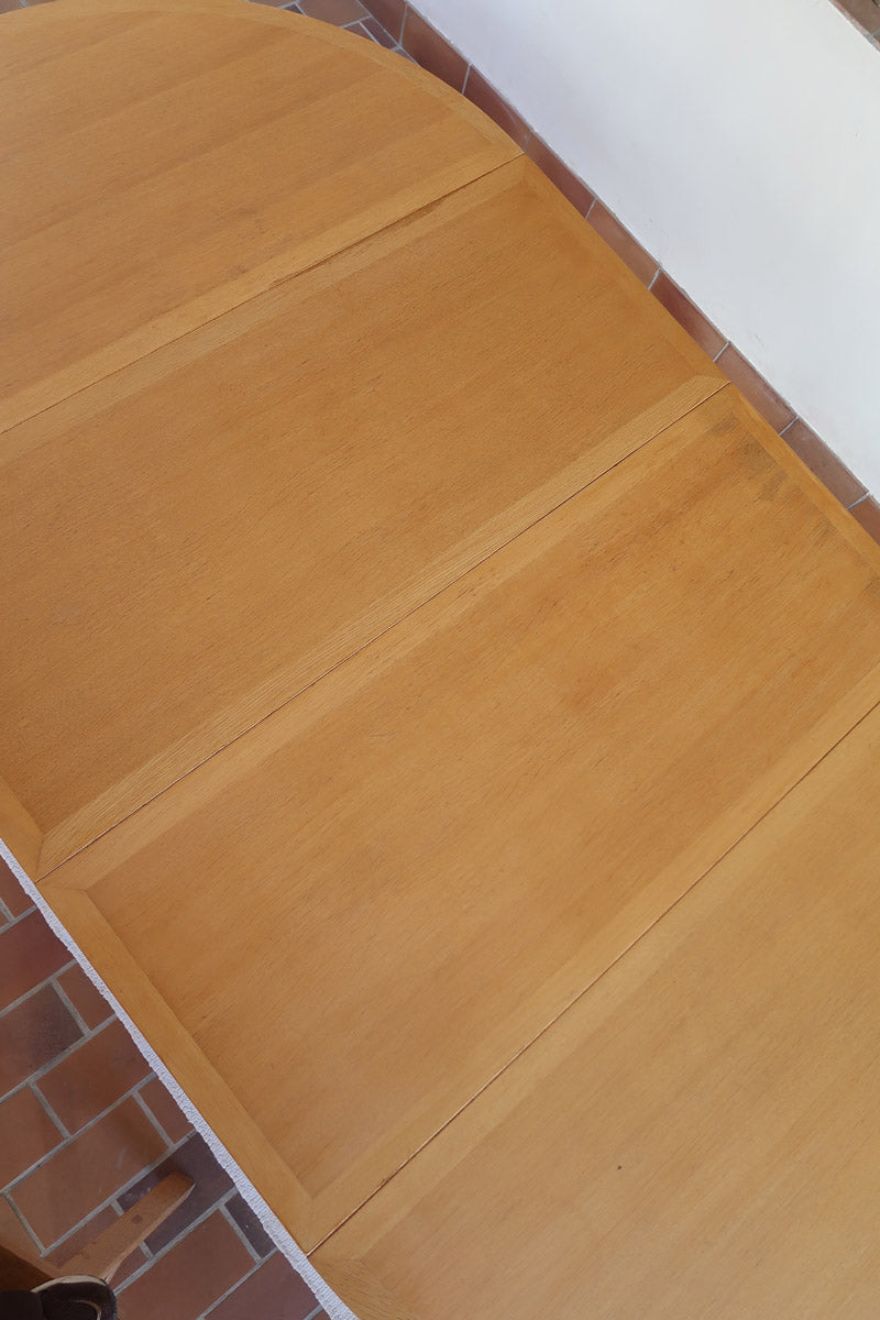 Table ronde extensible chêne Thygesen Sørensen Magnus Olesen années 70, pieds courbés sculptés, 2 rallonges