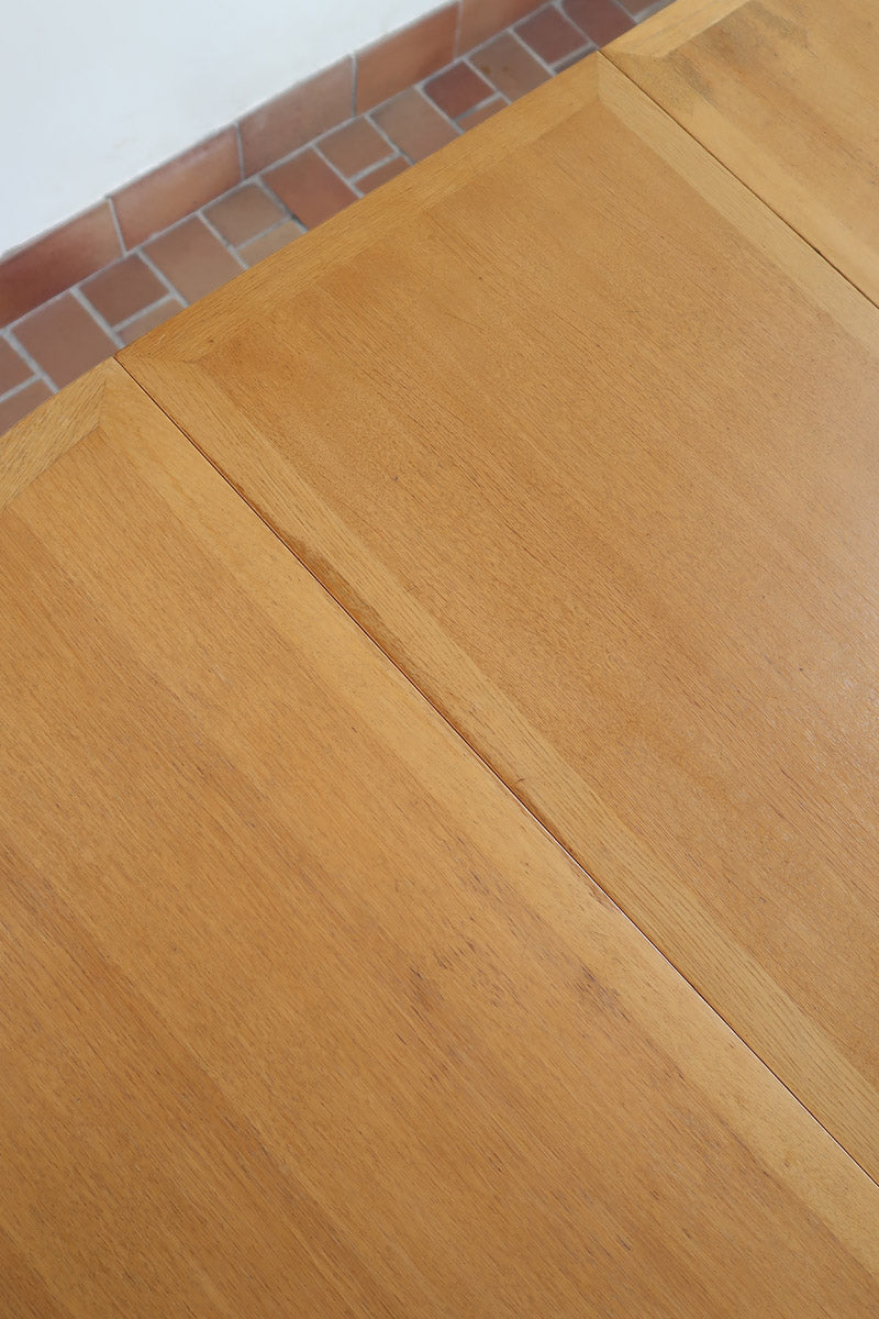 Table ronde extensible chêne Thygesen Sørensen Magnus Olesen années 70, pieds courbés sculptés, 2 rallonges