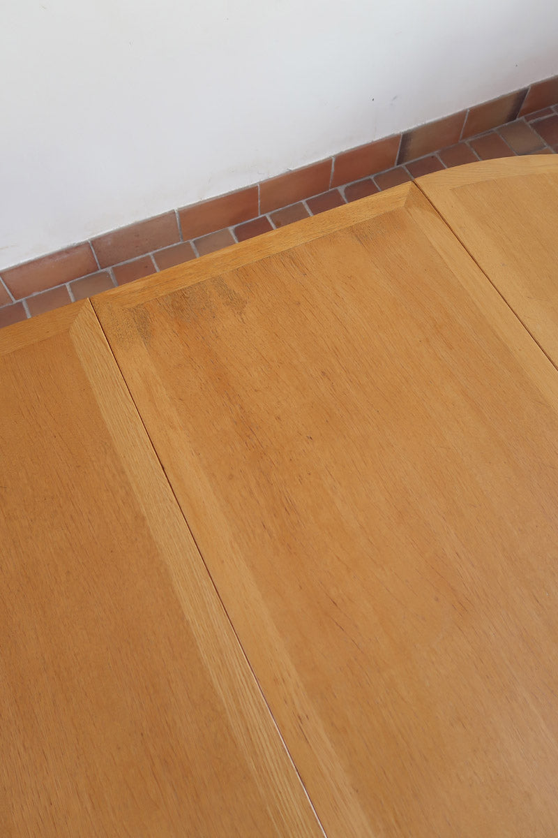 Table ronde extensible chêne Thygesen Sørensen Magnus Olesen années 70, pieds courbés sculptés, 2 rallonges