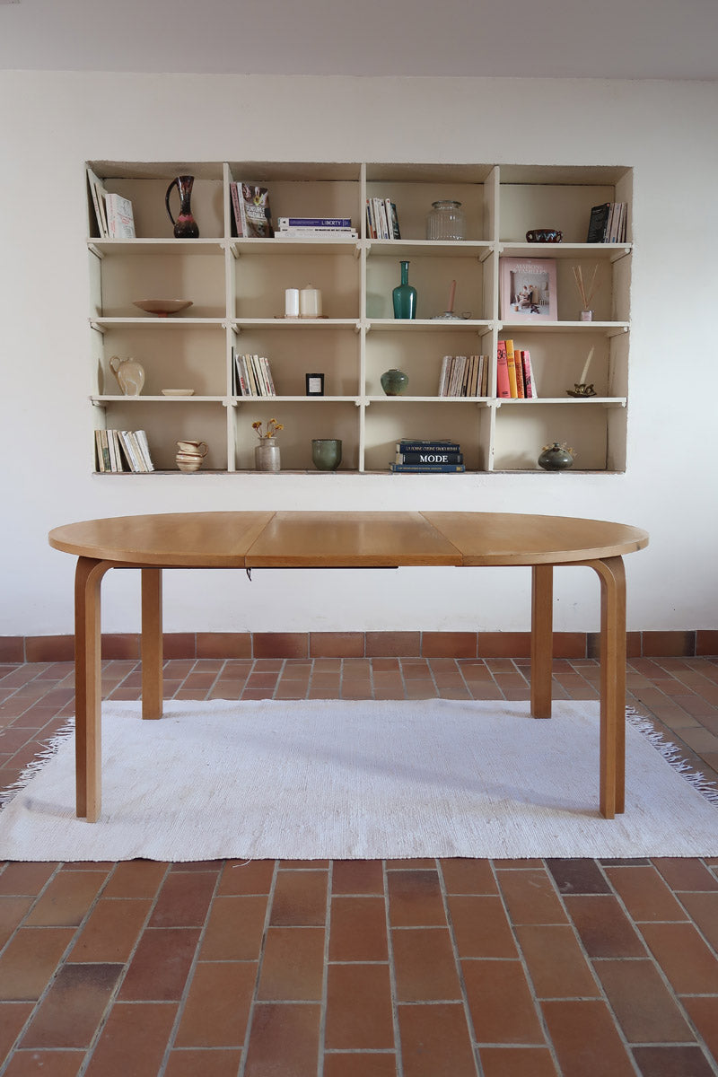 Table ronde extensible chêne Thygesen Sørensen Magnus Olesen années 70, pieds courbés sculptés, 2 rallonges