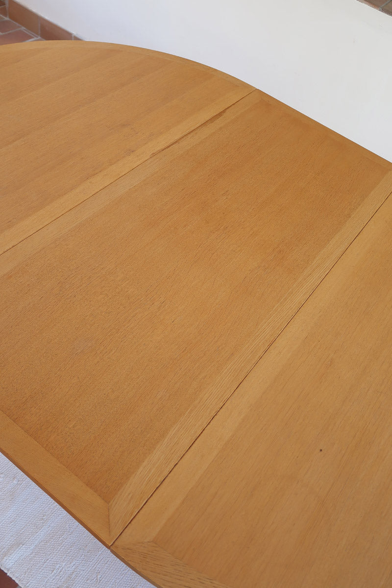 Table ronde extensible chêne Thygesen Sørensen Magnus Olesen années 70, pieds courbés sculptés, 2 rallonges